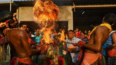 Atraksi Lempar Api Ramaikan Festival Gajon India