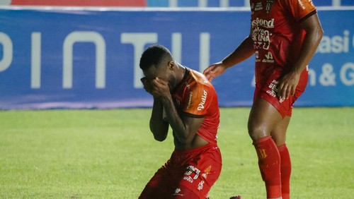 Privat Mbarga (kiri) menangis haru seusai mencetak gol ketiga Bali United.