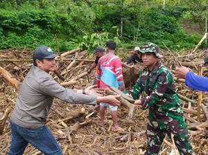 Banjir Bandang Terjang Ngantang Malang Bawa Material Lumpur dan Kayu