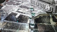 Umat Islam dari berbagai dunia datang untuk umrah dan beriktikaf.