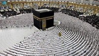 Umat Islam melaksanakan salat magrib di Masjidil Haram, Makkah, Arab Saudi, Senin (11/4/2023).