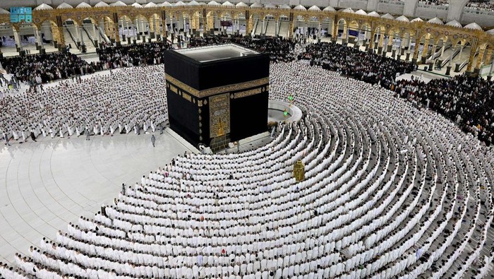 General view of muslims performing evening prayers at the Grand Mosque during the holy month of Ramadan, in the holy city of Mecca, Saudi Arabia, April 11, 2023. Saudi Press Agency/Handout via REUTERS ATTENTION EDITORS - THIS PICTURE WAS PROVIDED BY A THIRD PARTY