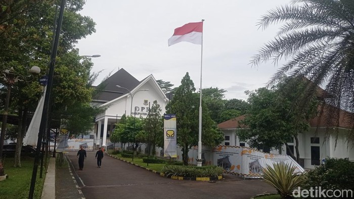 Bendera robek di halaman Kantor DPRD Cianjur sudah diganti.