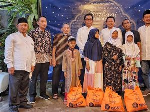 BNI & Alumni Universitas Brawijaya Bagikan Sembako ke Anak Yatim Piatu