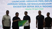 Erick Thohir secara simbolis memberikan kartu BPJS Ketenagakerjaan kepada perwakilan wasit.