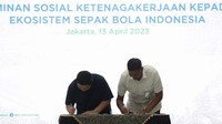 Ketua Umum Persatuan Sepak Bola Seluruh Indonesia (PSSI) Erick Thohir dan Direktur Utama BPJS Ketenagakerjaan Anggoro Eko Cahyo meluncurkan Gerakan Perlindungan Jaminan Sosial Ketenagakerjaan kepada Ekosistem Sepak Bola Indonesia di Kantor Kementerian BUMN, Jakarta, Kamis (13/4/2023).