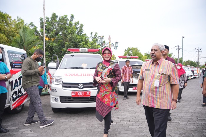 Bupati Klaten Sri Mulyani mengecek ambulans Puskesmas.