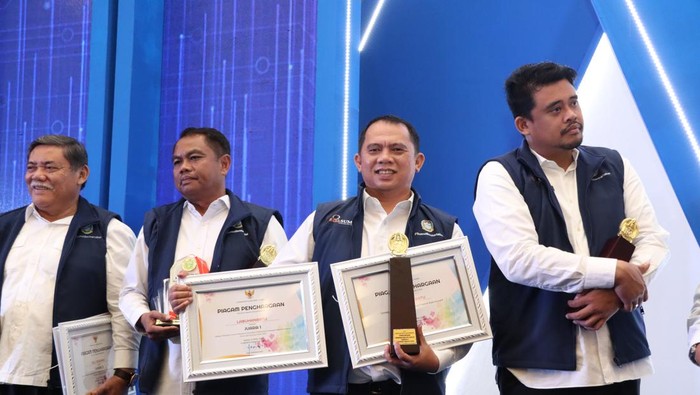 Bupati Labuhanbatu Erik Adtrada Ritonga menerima tiga penghargaan saat Musrenbang Sumut