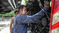 Selain itu mereka memeriksa mesin dan radiator bus untuk memastikan keamanan saat mudik Lebaran.  