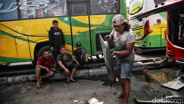 Sejumlah kernet membersihkan bus di kawasan Terminal Pulo Gebang, Cakung, Jakarta Timur, Kamis (13/4/2023). Kegiatan bersih-bersih bus ini rutin dilakukan oleh mereka untuk menyambut penumpang mudik 2023.