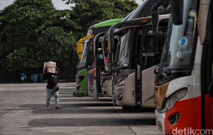 Sejumlah kernet membersihkan bus di kawasan Terminal Pulo Gebang, Cakung, Jakarta Timur, Kamis (13/4/2023). Kegiatan bersih-bersih bus ini rutin dilakukan oleh mereka untuk menyambut penumpang mudik 2023.