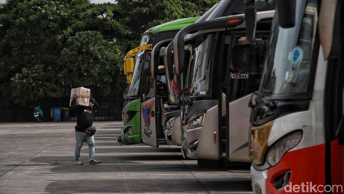 Sejumlah kernet membersihkan bus di kawasan Terminal Pulo Gebang, Cakung, Jakarta Timur, Kamis (13/4/2023). Kegiatan bersih-bersih bus ini rutin dilakukan oleh mereka untuk menyambut penumpang mudik 2023.