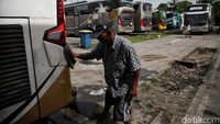 Secara kenyamanan dipastikan berbeda antara bus yang resmi dan yang tidak terdaftar atau travel gelap.  