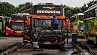 Para kernet bus ini membersihkan bus mulai dari kaca hingga bangku penumpang.  