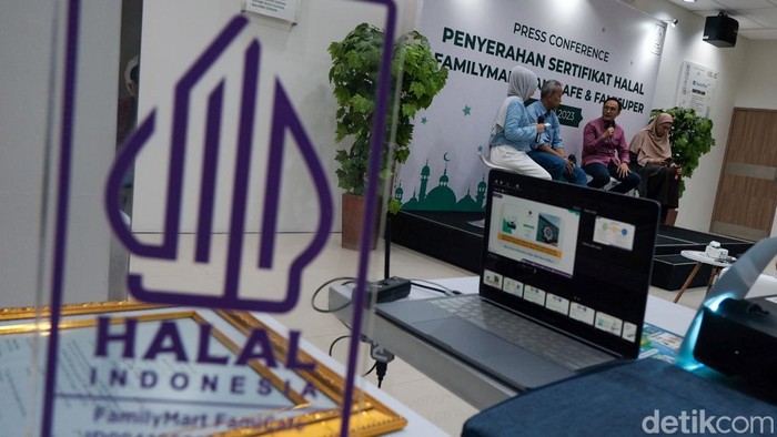 Gerai FamilyMart, FamiCafe, dan FamiSuper menjadi Gerai penyedia makanan dan minuman (F&B) pertama di Indonesia yang mengantongi sertifikat halal.