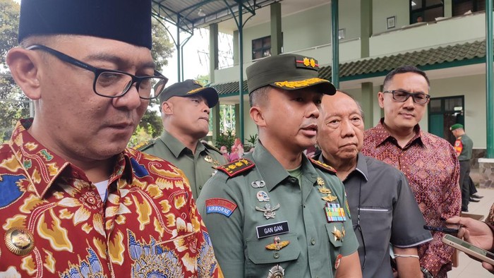 Dandim 061/Kabupaten Bogor Letkol Kav Gan Gan Rusgandara dan Plt Bupati Bogor Iwan Setiawan. (Rizky Adha/detikcom)