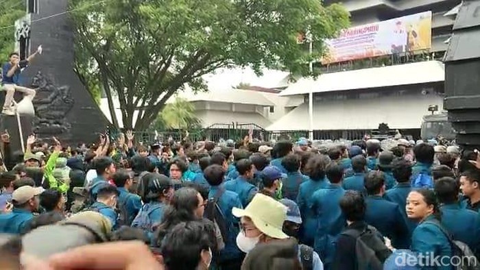 Demo mahasiswa di depan Kantor Gubernur Jateng, Kamis (13/4/2023).