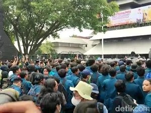 Demo di Kantor Ganjar Memanas Lagi, Polisi Tembakkan Gas Air Mata