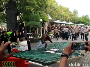 Kala Demonstran Jebol Gerbang Kantor Gubernur Jateng dan Ganjar Rapat di Dalam