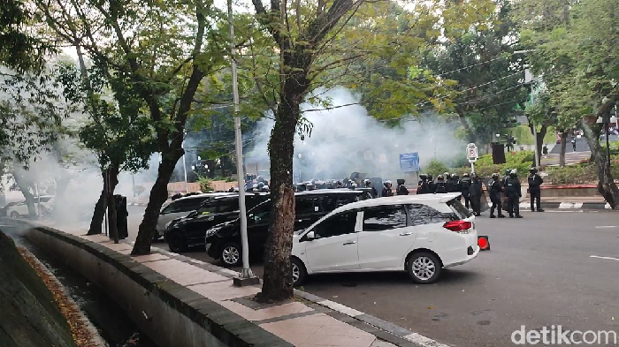 Polisi bubarkan massa mahasiswa usai demo yang berakhir rusuh di kompleks Kantor Gubernur Jateng, Kamis (14/3/2023).