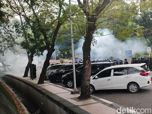 Gerbang Kantornya Jebol Depan Belakang, Ternyata Ganjar Lagi Rapat di Dalam