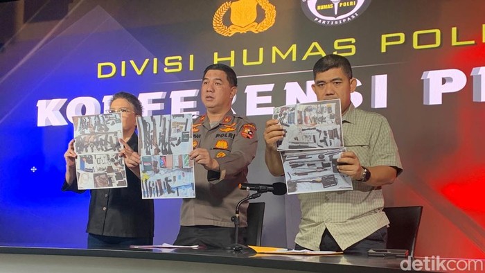 Densus 88 Polri menangkap 6 terduga teroris di Lampung. Para pelaku sempat menyembunyikan 2 pentolan teroris Jamaah Islamiyah: Zulkarnaen dan Upik Lawanga. (Mulia Budi/detikcom)