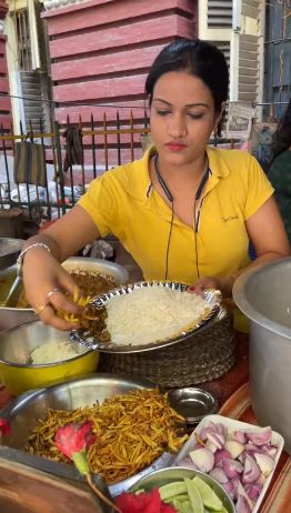 Desainer Cantik Ini Alih Profesi Jualan Makanan Kaki Lima