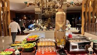 Suasana restorannya sangat nyaman. Makanan-makanan juga sudah disajikan dengan gaya buffet seperti ini. Foto: Detikcom / Atiqa Rana