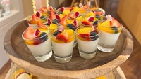 Ini salah satu dessert manis asamnya. Pudingnya dilengkapi dengan potongan buah yang segar. Foto: Detikcom / Atiqa Rana