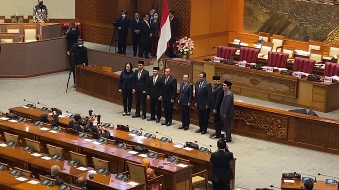 Rapat paripurna DPR mengesahkan lima calon anggota Dewan Pengawas (Dewas) Lembaga Penyiaran Publik Televisi Republik Indonesia (LPP TVRI) periode 2022-2027. Kelima calon anggota tersebut disetujui setelah lolos tahap uji kelayakan dan kepatutan (fit and proper test) di Komisi I DPR.