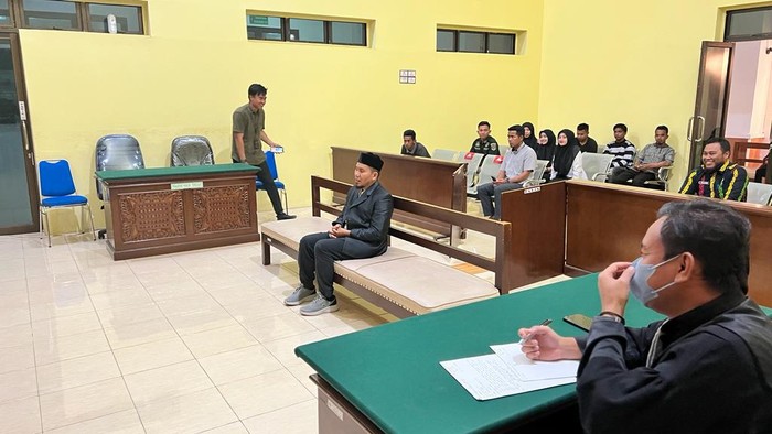 Eks Bupati Bener Meriah, Ahmadi saat menjalani sidang vonis. (Foto: Dok Kejati Aceh)