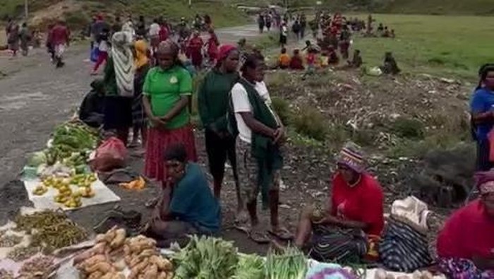 Emak-emak di Intan Jaya Papua Tengah dilarang KKB berjualan.