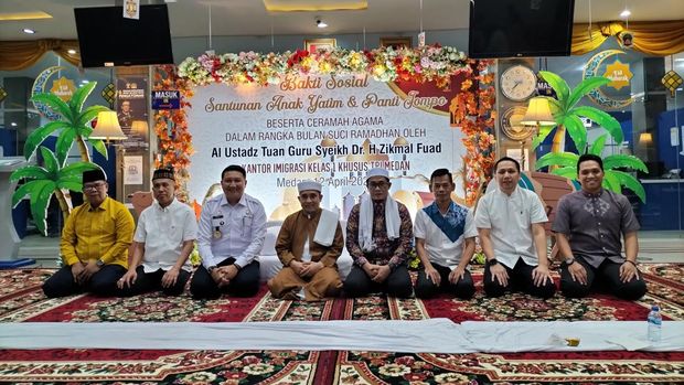Foto bersama dengan Al Ustaz Tuan Guru Syeikh Dr H Zikmal Fuad