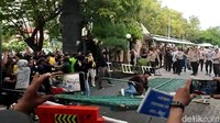 Dalam unjuk rasa yang sempat ricuh tersebut massa menuntut Gubernur Jawa Tengah dan DPRD Jawa Tengah agar menolak pengesahan UU Cipta Kerja, yang dianggap tidak memihak kepentingan rakyat. Afzal Nur Iman/detikcom