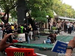 Ada Demo UU Ciptaker, Arus Lalin Jalan Pahlawan Semarang Macet