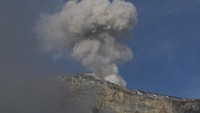 Sekitar 57.000 penduduk tinggal di zona bahaya gunung berapi, yang meliputi enam provinsi. Langkah pencegahan perlu dilakukan karena buruknya infrastruktur komunikasi yang mempersulit menghubungi mereka yang tinggal paling dekat dengan gunung berapi itu. Peringatan menunjukkan bahwa letusan adalah kemungkinan tetapi tidak segera. Gunung berapi itu juga memuntahkan abu setinggi 3.000 kaki (900 meter) pada hari Minggu. AP/Andres Rodriguez