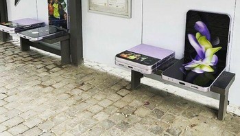 Iklan Galaxy Z Flip 4. Foto: Boredpanda