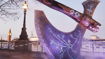 Laviathan Axe raksasa untuk mempromosikan game God of War.  Foto: Boredpanda