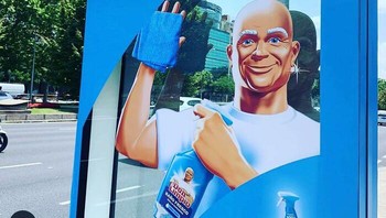 Iklan pembersih kaca. Foto: Boredpanda