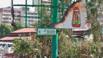 Iklan saos yang kreatif mengusung konsep billboard terbakar. Foto: Boredpanda