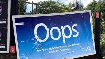 Iklan asuransi layar HP. Foto: Boredpanda