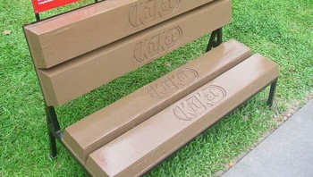 Iklan KitKat, bangkunya dibuat seperti batang coklat. Jangan sampai khilaf mengigitnya karena bisa bikin gigi rontok.  Foto: Boredpanda