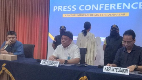 Imigrasi Denpasar menyebut bule Rusia yang berpose tak senonoh di pohon kayu putih di Tabanan tidak bugil, melainkan topless.