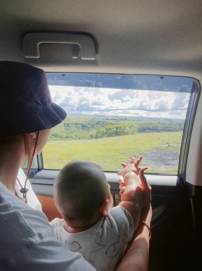 Tak hanya berdua, Arie dan Indah juga mengajak anak mereka yang masih bayi. Walaupun hingga kini Arie dan Indah masih konsisten untuk tidak memperlihatkan wajah sang anak, namun penampilan anaknya itu rupanya tetap berhasil mencuri atensi. Foto: Instagram/@indahpermatas