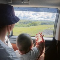 Tak hanya berdua, Arie dan Indah juga mengajak anak mereka yang masih bayi. Walaupun hingga kini Arie dan Indah masih konsisten untuk tidak memperlihatkan wajah sang anak, namun penampilan anaknya itu rupanya tetap berhasil mencuri atensi. Foto: Instagram/@indahpermatas