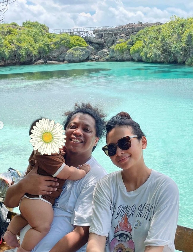 Dari potret yang dibagikan terlihat jika sang anak memiliki tubuh yang gemuk dan bikin gemas. Paha dedeknya bkin gemeees, komentar salah seorang netizen. Tetap galfok ke paha adik bayi, tambah netizen lain. Foto: Instagram/@indahpermatas