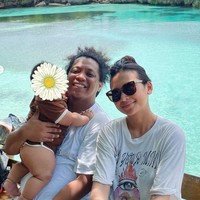 Dari potret yang dibagikan terlihat jika sang anak memiliki tubuh yang gemuk dan bikin gemas. Paha dedeknya bkin gemeees, komentar salah seorang netizen. Tetap galfok ke paha adik bayi, tambah netizen lain. Foto: Instagram/@indahpermatas