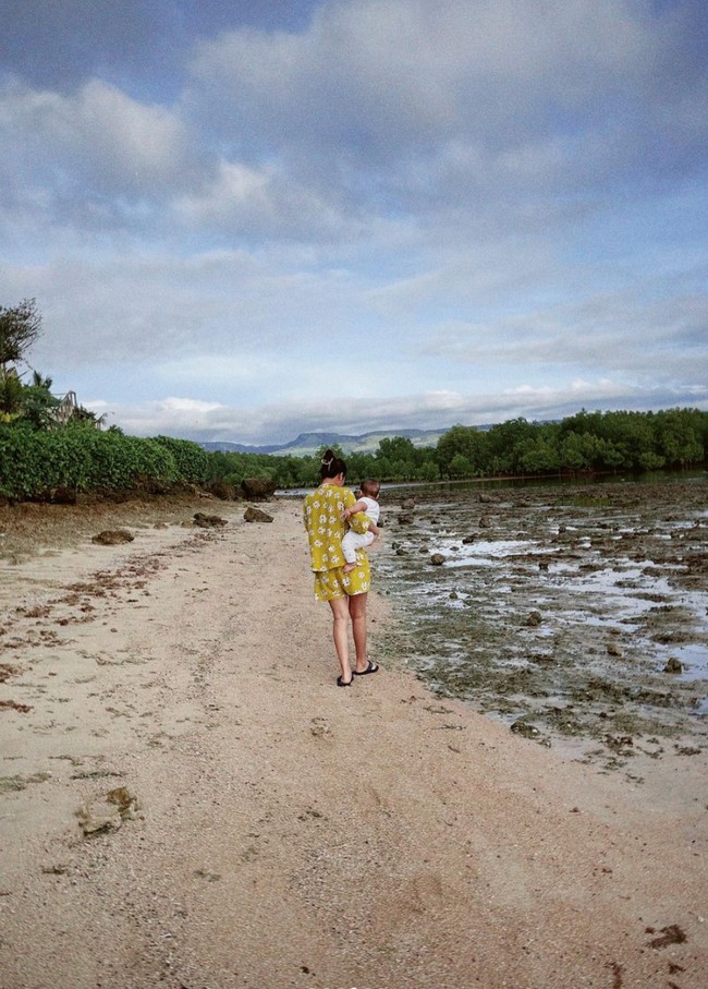 Sejak dilahirkan pada 1 September 2022, Indah dan Arie tampaknya memang sepakat untuk tidak memperlihatkan wajah putranya tersebut ke publik. Tentu saja hal itu membuat tak sedikit netizen yang jadi merasa penasaran. Foto: Instagram/@indahpermatas
