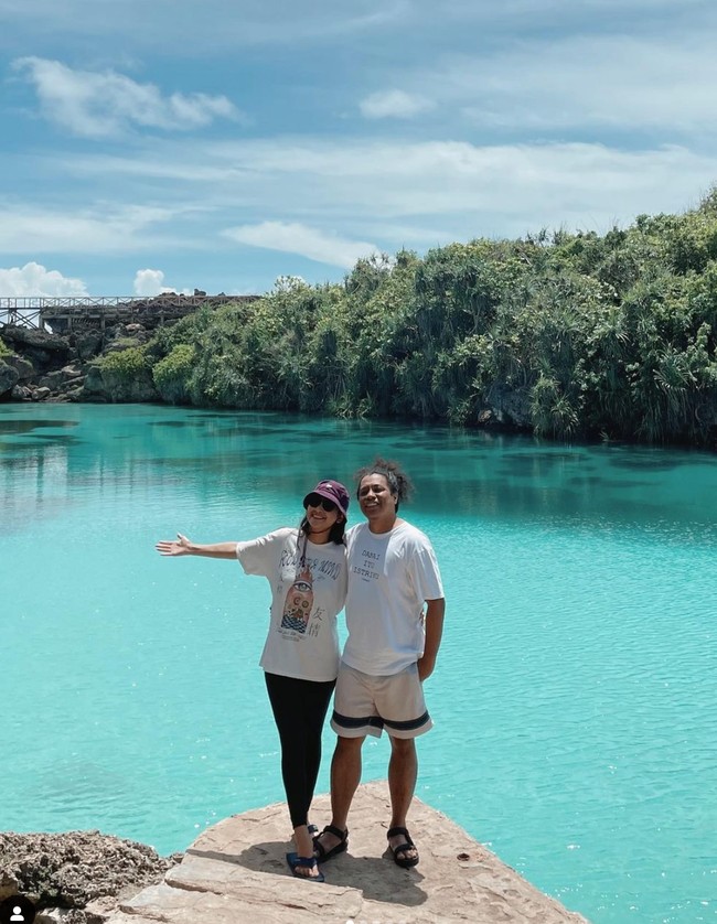 Selama di Sumba, Arie dan Indah tampak mengunjungi berbagai tempat dengan pemandangan yang memanjakan mata. Seperti potretnya yang satu ini saat tengah berada di Waikuri Lake, Sumba. Foto: Instagram/@indahpermatas
