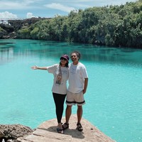 Selama di Sumba, Arie dan Indah tampak mengunjungi berbagai tempat dengan pemandangan yang memanjakan mata. Seperti potretnya yang satu ini saat tengah berada di Waikuri Lake, Sumba. Foto: Instagram/@indahpermatas